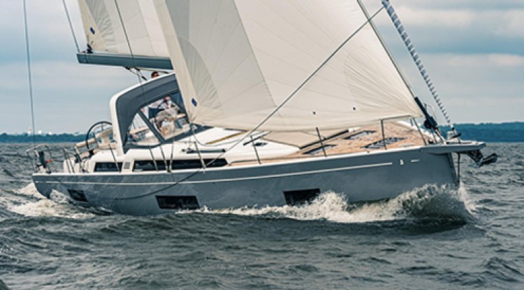 Single Hulls vs Multihulls: Understanding the Pros and Cons of Sailboat Types