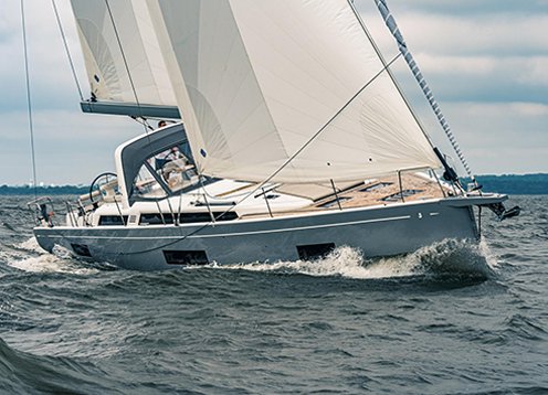 Single Hulls vs Multihulls: Understanding the Pros and Cons of Sailboat Types